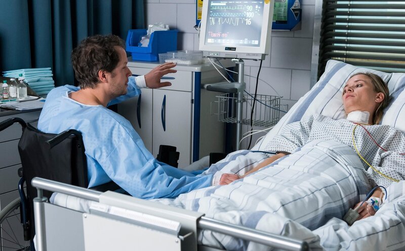 Daniel (Mirko Lang, l.); Claudia (Annett Fleischer, r.) – Bild: Jens-Ulrich Koch