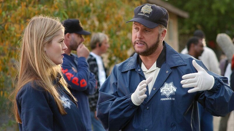 Am Tatort einer Bandenschießerei versuchen Det. Sofia Curtis (Louise Lombard) und Gil Grissom (William Petersen) den Tathergang zu rekonstruieren. – Bild: MG RTL D /​ CBS