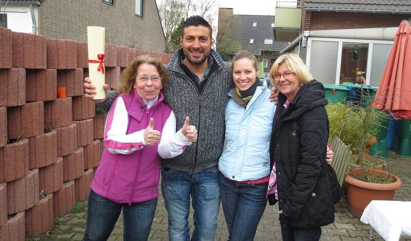 Die gelernte Therapeutin und Schwimmlehrerin Elke (54) hatte den Traum, in ihrem eigenen Schwimmbad behinderten Kindern das Schwimmen beizubringen, doch Elke wusste nicht, welche Auflagen sie erfüllen muss, um diese Therapie anbieten zu können. Alle Investitionen waren umsonst, jetzt muss Elke ihr Equipment verkaufen, um an Geld zu kommen. Dabei soll ihr Trödeltrupp-Experte Sükrü Pehlivan helfen. (Foto, v.li.: Elke, Sükrü Pehlivan, Elodie und Silvia) – Bild: RTL II