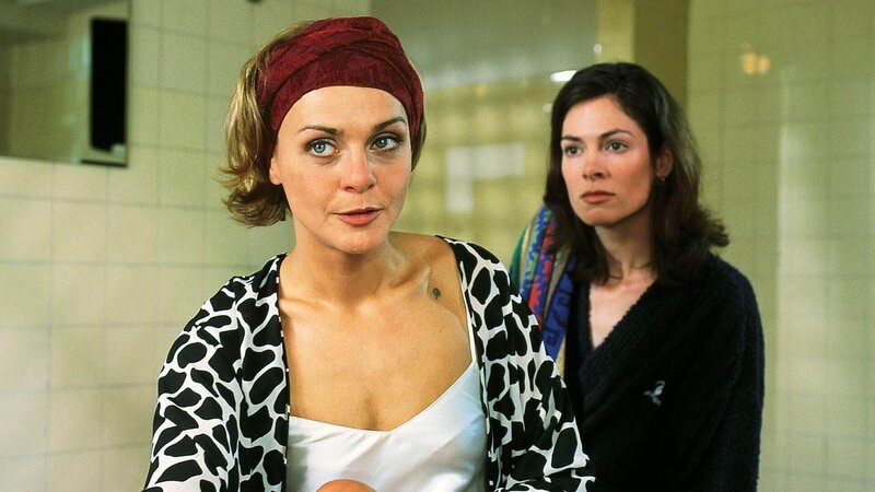 Susanne (Cheryl Shepard, re.) versucht vergeblich, Mona (Anja Beatrice Kaul) dazu zu bringen, Vivi aus ihrem „Call-Girl-Vertrag“ zu entlassen. – Bild: RTL