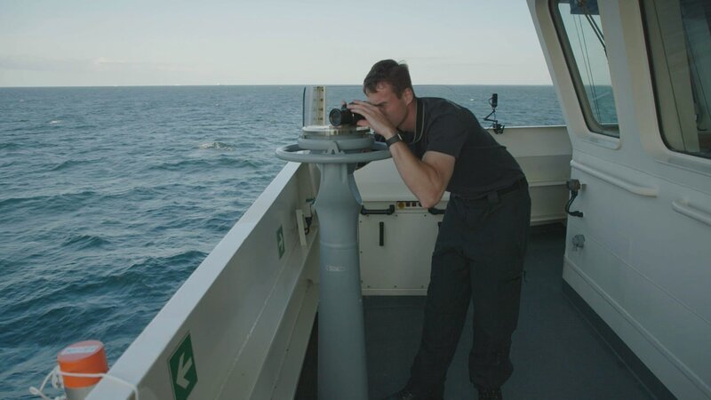 SEE_Amon Schiller takes photos – Bild: Warner Bros. Discovery, Inc. or its subsidiaries and affiliates. /​ Philipp Küpper