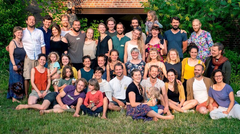 Gruppenbild der BewohnerInnen des Fuchsmühlen-Netzwerkes. – Bild: HR/​Robin Dirks