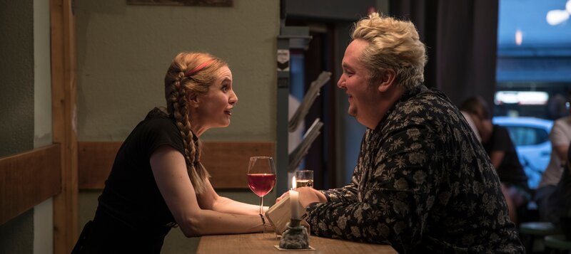 Malte (Daniel Zillmann) versucht eine Partnerin für ein gemeinsames Kind zu finden und trifft sich daher mit Barbara (Mirijam Verena Jeremic). – Bild: ZDF und TOM TRAMBOW BVK