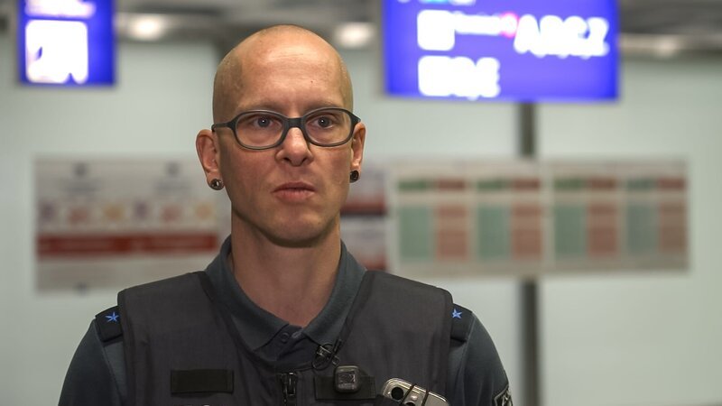 Portrait of the customs officer – Bild: Warner Bros. Discovery, Inc. or its subsidiaries and affiliates