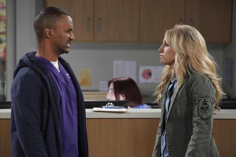 Gideon (Darryl Stephens, l.); Gina Dabrowski (Annaleigh Ashford, r.) – Bild: 2021 Warner Bros Entertainment Inc. All Rights Reserved. /​ Michael Yarish Lizenzbild frei