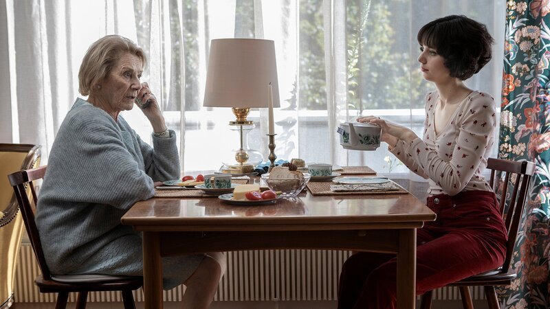 Grossmutter und Enkelin wird die Wohnung gekündigt: (v.li.) Heidi Diggelmann als Rose-Marie und Steffi Friis als Nelly.  – Bild: SRF/​Miriam Künzli