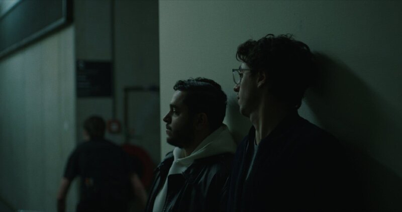 Brahim (Sabri Saddik, l.) verschafft Momo (Shahine El-Hamus, r.) auf illegale Weise Zugang zum Literaturball. – Bild: TM & Paramount