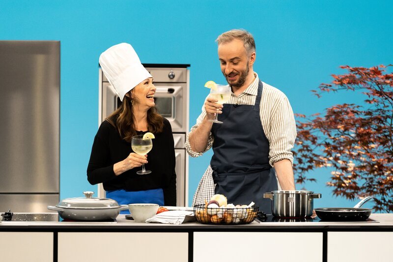 Jan Böhmermann steht mit Iris Berben in der Küche von „Böhmi brutzelt“. – Bild: Lennart Speer /​ ZDF
