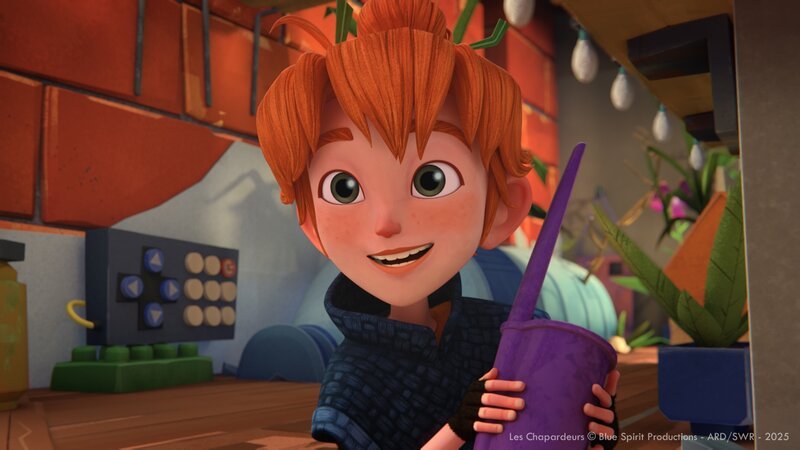 Arrietty hat eine Idee, wofür die Stiftkappe gut sein kann. – Bild: SWR/​Blue Spirit Productions