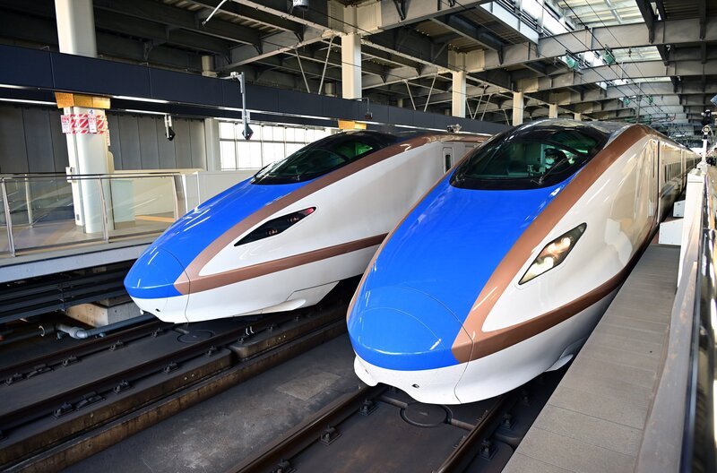Shinkansen-Hochgeschwindigkeitszüge im Bahnhof Kanazawa – Bild: SWR/​Harald Kirchner
