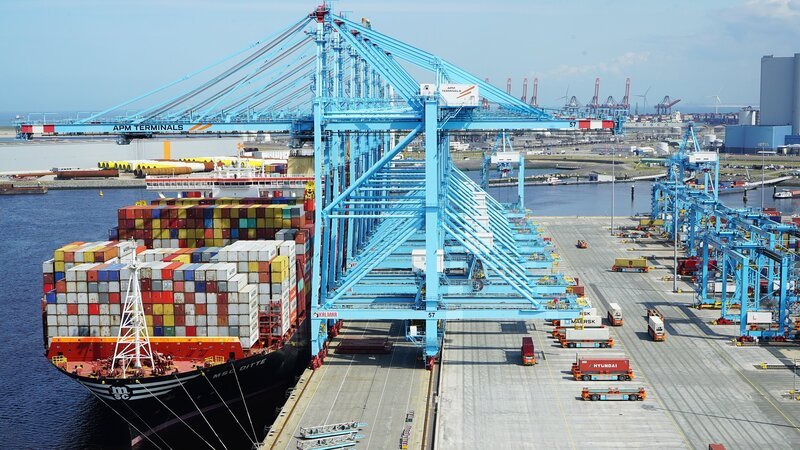 Rotterdam besitzt einen der modernsten Seehäfen der Welt. Das Laden und das Löschen, sowie der Transport von zehntausenden Containern laufen hier vollautomatisch. – Bild: SRF/​ZDF Studios/​Joachim Foerster
