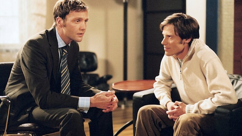 Oliver (Patrik Fichte, l.) möchte, dass Matthias (Andreas Hutzel, r.) sein Trauzeuge wird. – Bild: ZDF und Britta Krehl