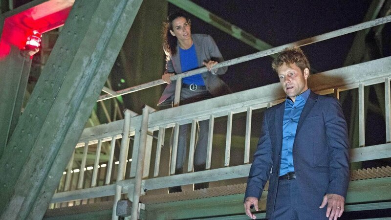 Paul Wescourt (Jamie Bamber) will sich das Leben nehmen und von einer Brücke springen. Er wird verdächtigt, eine junge Frau ermordet zu haben. Kann Jane Rizzoli (Angie Harmon) ihn davon abhalten? – Bild: MG RTL D /​ Warner Bros.