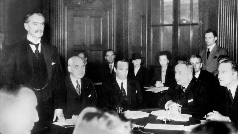 Das Regierungskabinett von Neville Chamberlain (links), der von 1937 bis 1940 britischer Premierminister war. – Bild: BBC/​Alamy Stock Photo
