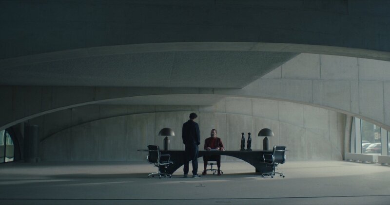 Der Verleger Vlasblom (Theo Maassen) erkennt kein Potenzial in Momos Buch, was Momo (Shahine El-Hamus) sehr verärgert. – Bild: TM & © Paramount /​ ZDF