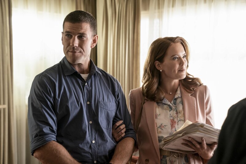 Leroy Jethro Gibbs (Austin Stowell, l.); Diane (Kathleen Kenny, r.) – Bild: CBS Broadcasting, Inc. /​ Erik Voake