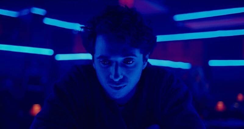 Deprimiert über das misslungene Interview zu seinem Buch und die schwierige Situation mit seiner Familie, sitzt Momo (Shahine El-Hamus) in einer Bar. – Bild: TM & Paramount