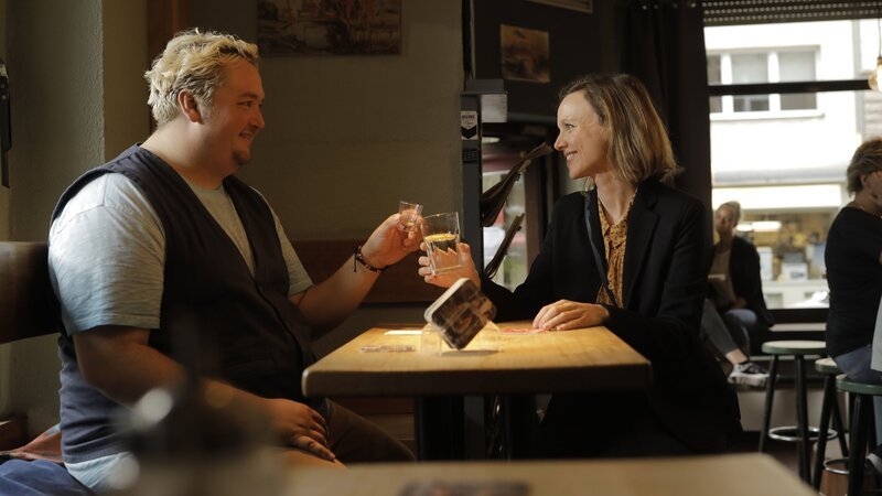 Malte (Daniel Zillmann) und Anita (Nadja Becker) treffen sich in Maltes Stammkneipe, nachdem sich Anita mit ihrem Mann gestritten hat. – Bild: ZDF und TOM TRAMBOW BVK