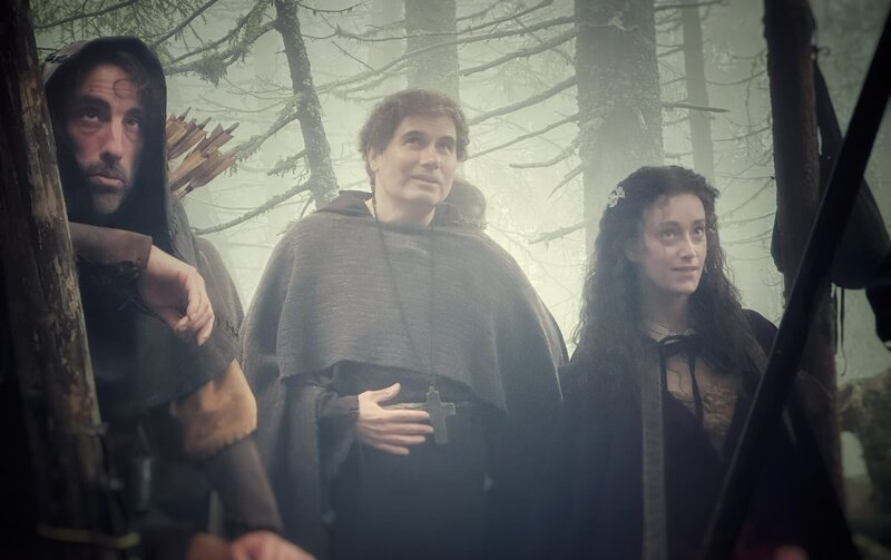 Little John (Alexander Schubert, l.), Bruder Tack (Carsten Strauch, M.) und Maid Marianne (Judith Richter, r.) lauschen gebannt den Ausführungen von Robin Hood. Sie stellen seine Autorität in Frage. Wird er sie überzeugen können? – Bild: ZDF und Erik Haffner