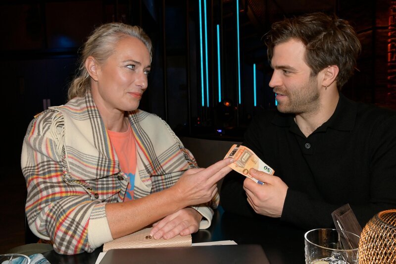 Maren (Eva Mona Rodekirchen) glaubt amüsiert, dass sich Julian (Onno Buß) in seinen Überzeugungskünsten überschätzt. – Bild: RTL /​ Rolf Baumgartner /​ Alte Laster