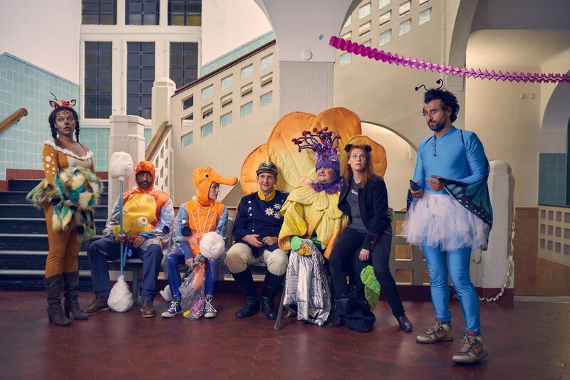 Nach und nach kommen die verkleideten Eltern im Krankenhaus an, um Beistand bei der Geburt zu leisten. – Bild: Frank Dicks /​ ZDF