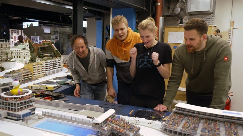 Gerrit Braun (l.) und die Wunderländer testen den Abschnitt „Formel-1-Rennen im Mini-Monaco“. – Bild: Curiosity TV