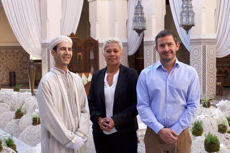 Amazing Hotels – Royal Mansour, Marokko Monica Galetti und Giles Coren mit Mohammed im Royal Mansour – Bild: SRF/​BBC