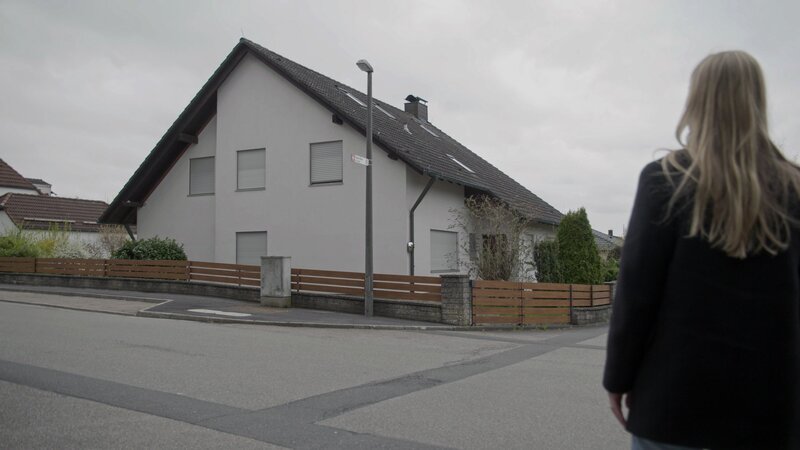 Laura Wohlers schaut sich den Tatort an. In der Garage seines Elternhauses hat Ingo P. die Leichen seiner Eltern eingemauert. – Bild: Oliver Hans Wolf /​ ZDF