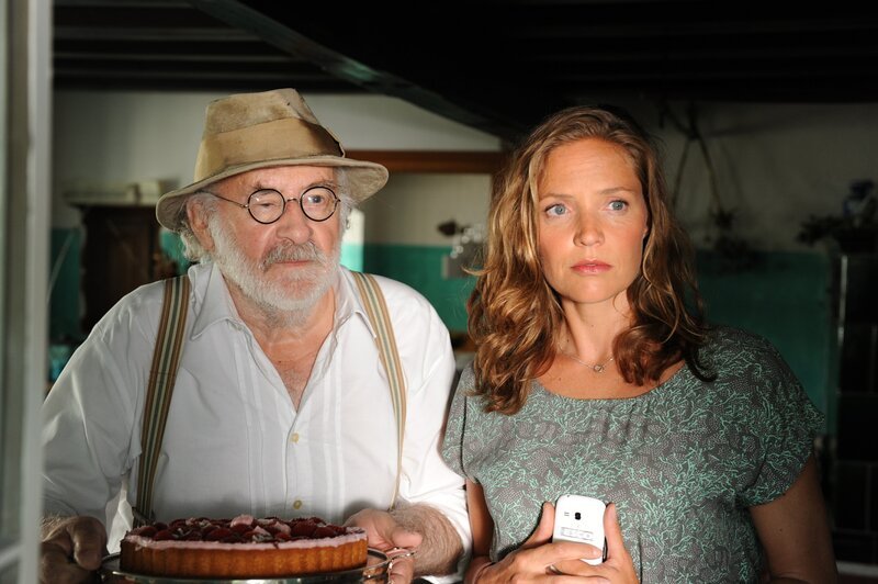 L-R; Leopold Lorenz (Fred Stillkrauth) und Lena Lorenz (Patricia Aulitzky). – Bild: Romance TV (DE) /​ Kerstin Stelter