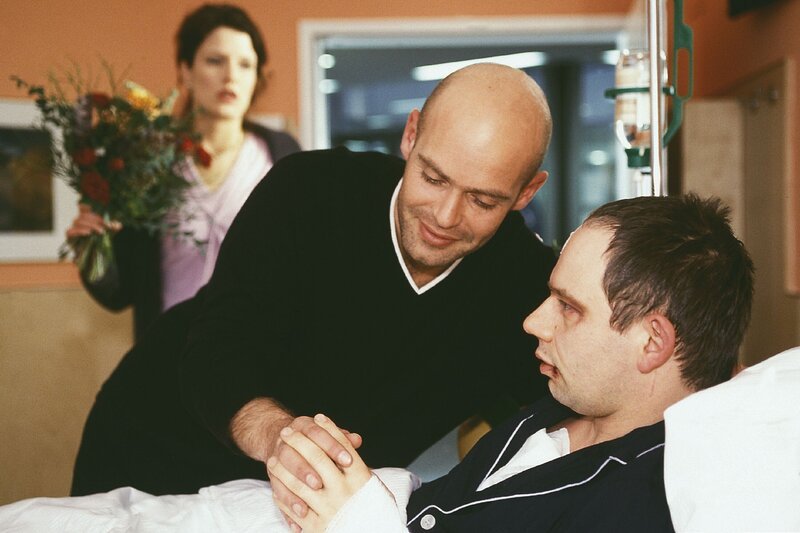 Judith (Ann-Cathrin Sudhoff, hi.) überrascht ihren Mann (Michael Lott, lieg.) mit seinem Freund Lutz (Michael Oliver Rast). Sie hat nicht geahnt, dass ihr Mann ein Verhältnis mit einem anderen Mann hat … – Bild: RTLplus