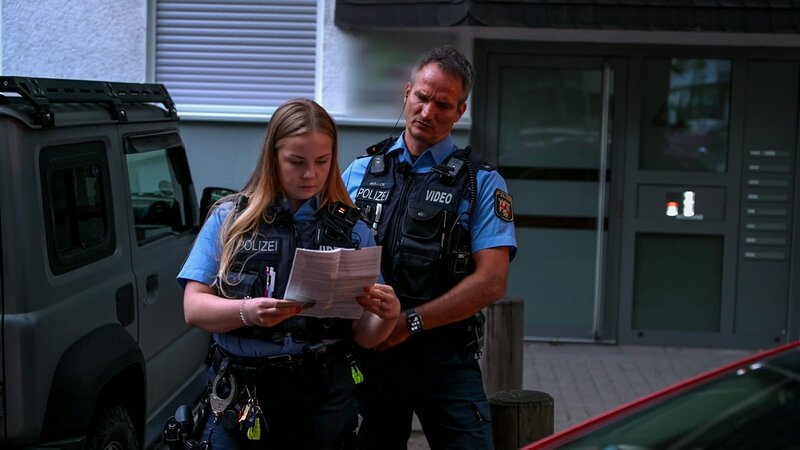 Officers in Koblenz on a mission. – Bild: Warner Bros. Discovery, Inc. or its subsidiaries and affiliates