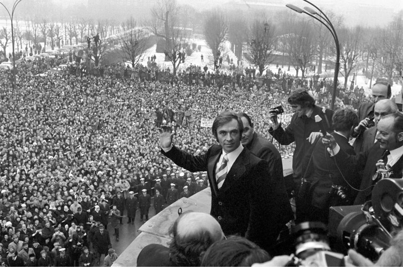Ankunft des österreichischen Skirennläufers Karl Schranz in Wien nach seinem Ausschluss von den Olympischen Winterspiele 1972 in Sapporo. Schranz steht am Balkon des Bundeskanzleramtes. – Bild: Votava /​ brandstaetter images /​ ORF /​ SINE LEGE