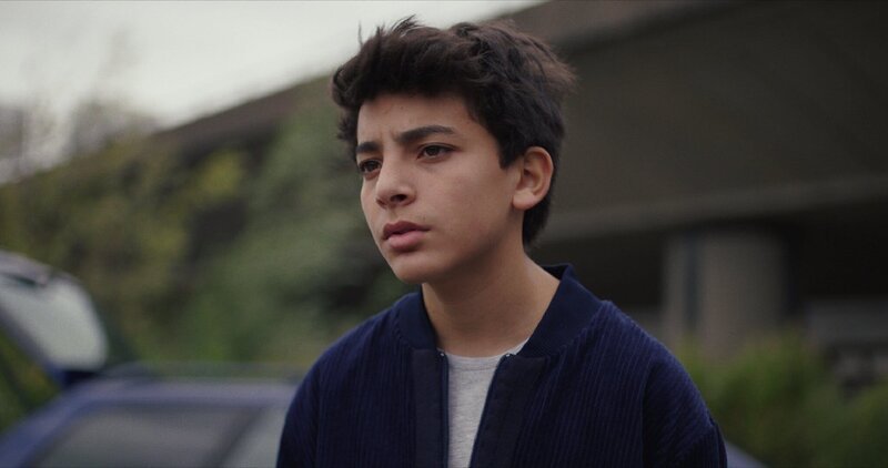 Der Konflikt mit seinen Eltern belastet Momo (Shahine El-Hamus) zunehmend. Er muss immer häufiger an Erinnerungen aus seiner Kindheit zurückdenken. – Bild: TM & Paramount
