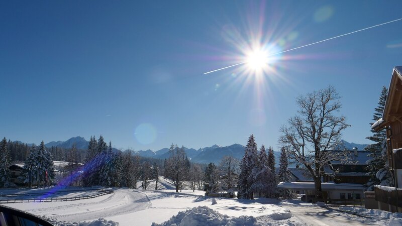 Berge, Schnee und Sonnenschein – der Winter in den Alpen kann märchenhaft schön sein. – Bild: ORF/​ZDF/​Leo Spors