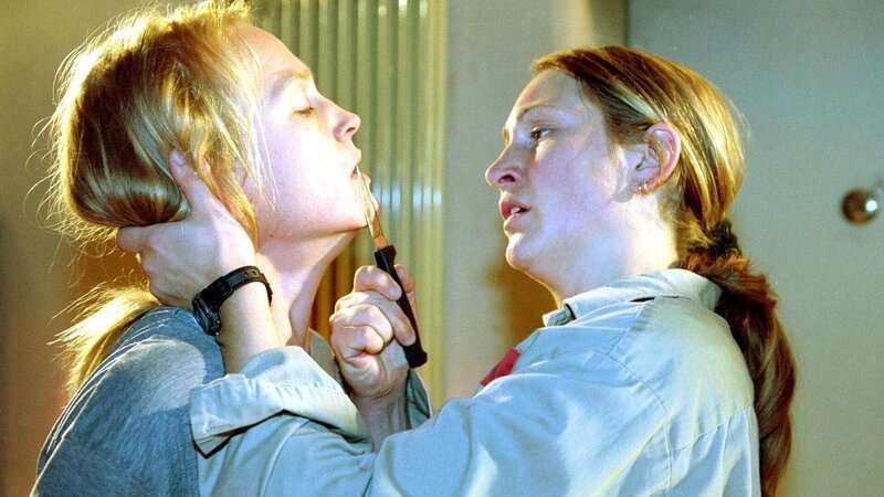 Kalle (Isabelle Höpfner, re.) will Simone (Susanne Schlenzig) fertig machen, weil Nancy wegen Simones Aussage auf Station C kommen wird … – Bild: MG RTL D