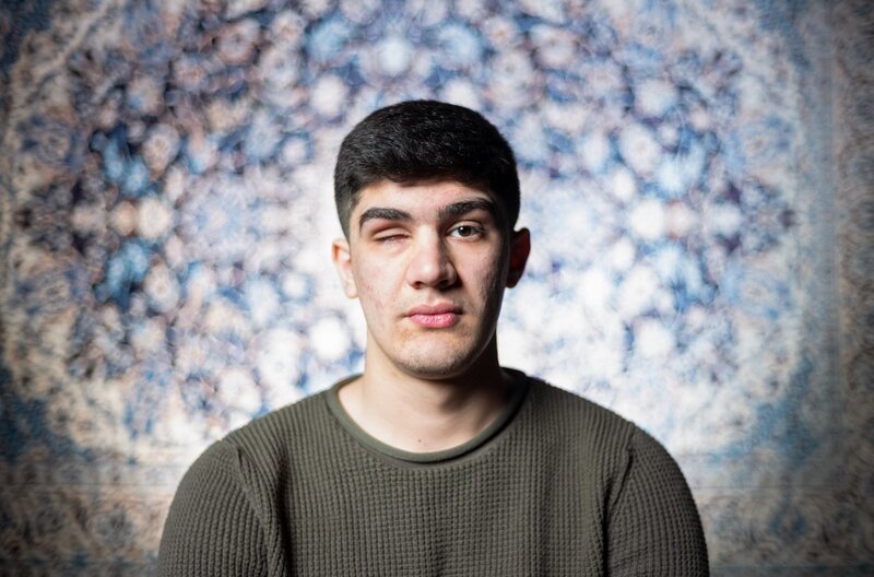 Zaniyar Tondro erlitt während der Proteste im Iran eine Schussverletzung am Auge. – Bild: BBC/​Gus Palmer