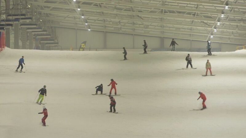 Sonnenenergie sorgt für Winterkälte im Sommer: Der enorme Stromverbrauch der Skihalle wird durch Solarstrom gedeckt. – Bild: ZDF und Jupp Tautfest