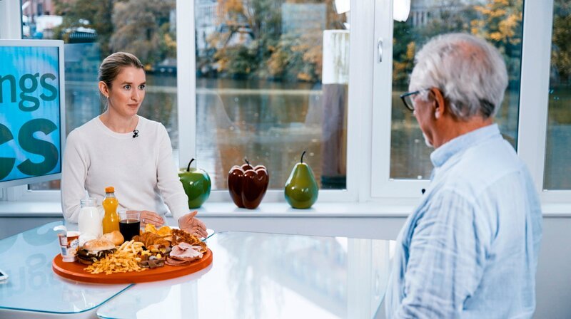 Expertin für Akne: Die Dermatologin Anne Gürtler vom Universitätsklinikum München ist auch Ernährungsmedizinerin und wie Jörn Klasen davon überzeugt, dass das Essen großen Einfluss auf entzündliche Hauterkrankungen hat. – Bild: NDR/​Moritz Schwarz