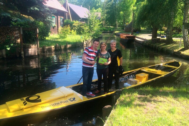 Die Reporter Esther Brandt (links) und André Gatzke (Mitte) sind unterwegs in Brandenburg. Im Spreewalddorf Lehde bringt Postbotin Andrea Bunar die Post mit dem Kahn. – Bild: WDR/​tvision