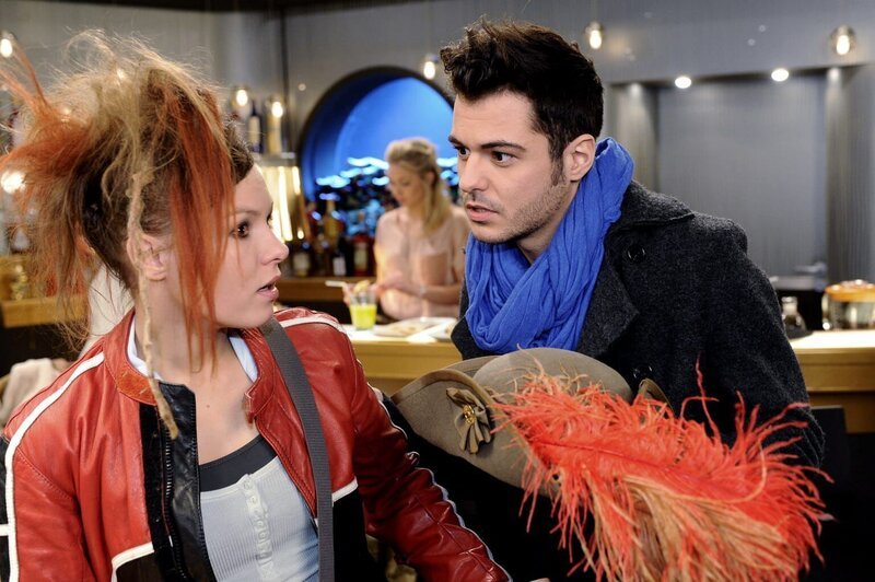 Als Paule (Wanda Worch, l.) erkennt, dass Maik (Sebastian König, r.) leider ebenfalls auf die von ihr erfundene Prophezeiung passen würde, hat sie ein Problem. Bei der Lösung dieses Problems kommt ihr Maik auf die Schliche und bietet überraschend seine Hilfe an … – Bild: sat1