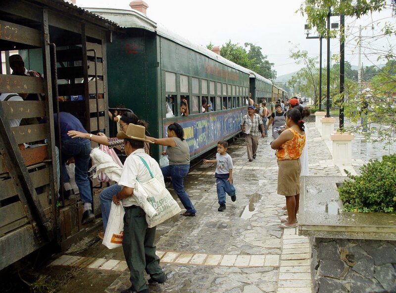 Ein Bahnhof an der Bananenroute in Richtung Tela, Honduras. – Bild: SWR