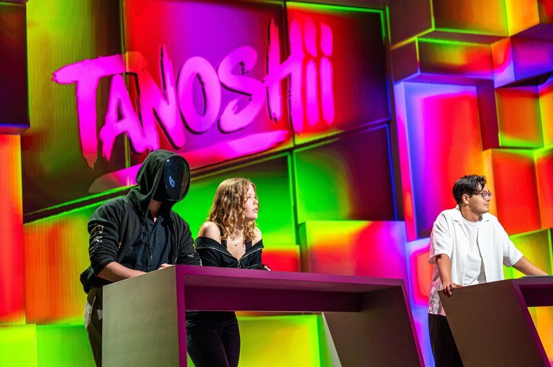 „Tanoshii“, im Wissensduell rund um Anime und Manga treten heute Content Creator „Drawing like a Sir“ (links) und Fan Fenja (mittig) in mehreren Spielrunden gegen ein weiteres Team an und stellen ihr Anime- und Mangawissen unter Beweis. – Bild: ZDF/​Julian Niklas Canto