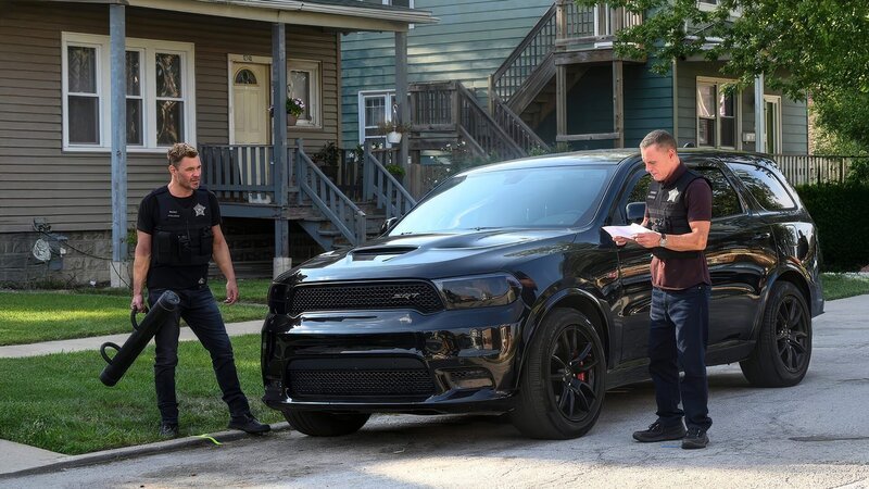 Adam Ruzek (Patrick John Flueger, l.) und Hank Voight (Jason Beghe, r.) – Bild: AXN Black