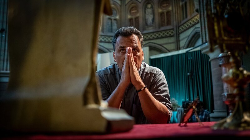 Pfarrer Lucas (Marcus Grüsser) ist ins Gebet vertieft als er niedergeschlagen und eine wertvolle Madonna aus seiner Kirche gestohlen wird. – Bild: ZDF/​Boris Laewen