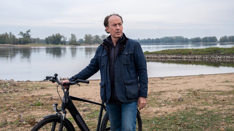 Jakob Stiller (Ulrich Noethen) denkt über den Fall nach. – Bild: ZDF und Manju Sawhney