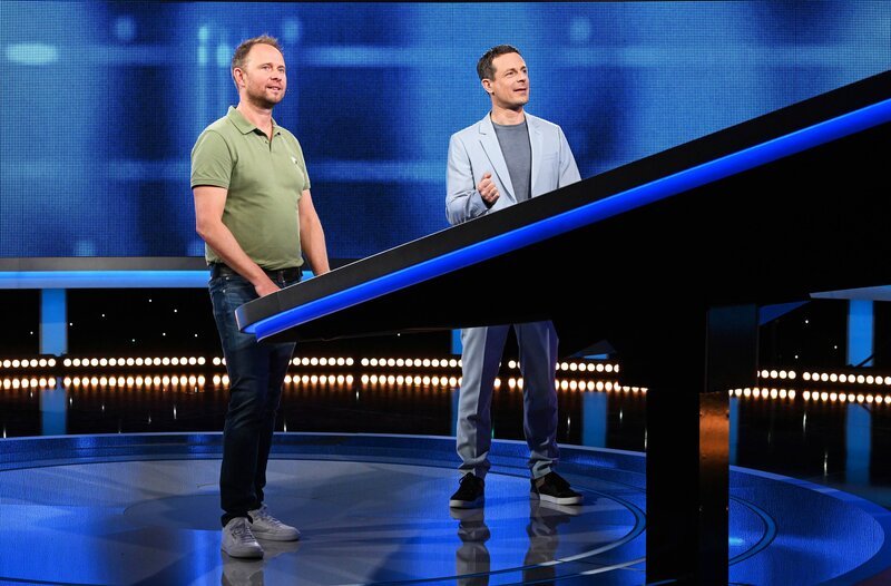 Moderator Alexander Bommes (r.) mit dem Kandidaten Timo Klaumann (l.). – Bild: ARD/​Uwe Ernst