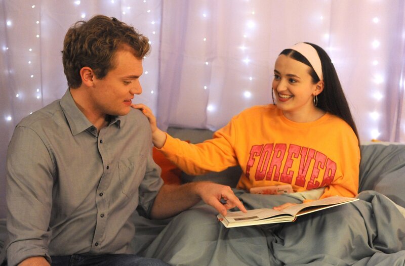 Während der Nachhilfestunde mit Philipp (Philipp Schneider, KLD) versucht Maja (Godiva Adela) ihm näherzukommen. – Bild: BR/​Marco Orlando Pichler