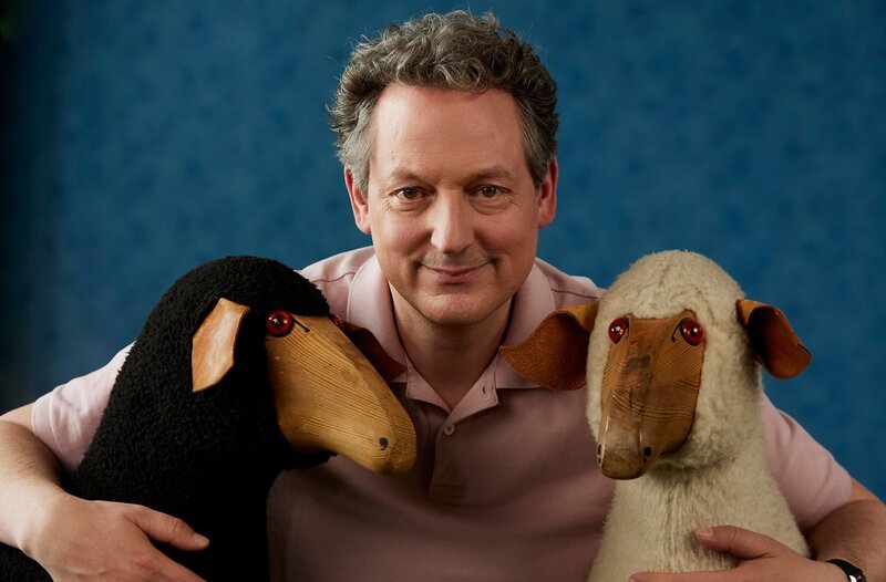 Wer in großen Mengen CO2 ausstößt, kann das mit Geld kompensieren. Immer mehr Unternehmen bieten eine CO2-Kompensation für Ihre Produkte an. Wie das genau funktioniert und wo die Tücken des Systems liegen, erklärt Eckart von Hirschhausen in „Wissen vor acht – Erde“. – Bild: ARD/​Kai Schulz