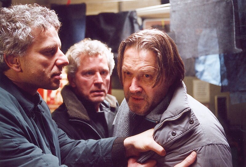 Mischt sich ständig in die Ermittlungen der Kommissare Ivo Batic (Miroslav Nemec, Mitte) und Franz Leitmayr (Udo Wachtveitl, links) ein: der verzweifelte Vater der Toten, Ludwig Thaller, ein fliegender Händler (Michael Brandner). – Bild: Bavaria Film GmbH/​BR/​Erika Hauri