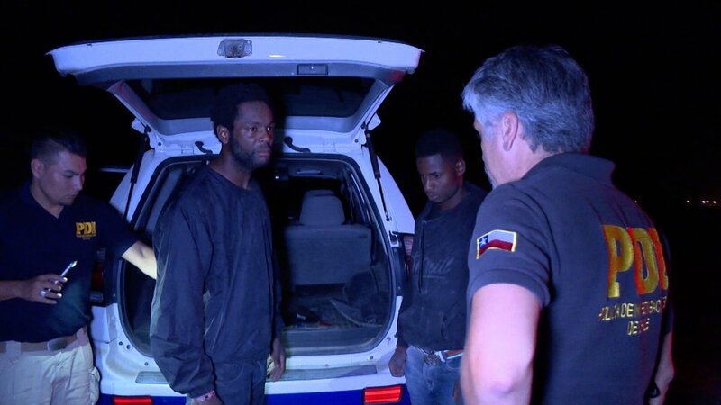 Arica, Chile – Beamte nehmen zwei Personen fest. – Bild: Omava LLC